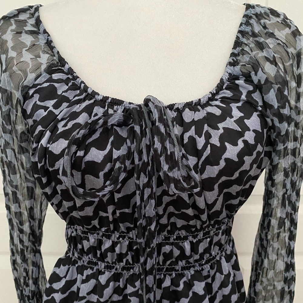 Karen Kane Gray and Black Geometric Print Top - Size Medium - Picture 4 of 14